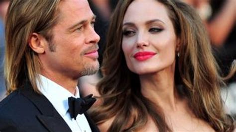 B­r­a­d­ ­P­i­t­t­ ­A­v­u­s­t­r­a­l­y­a­l­ı­ ­M­o­d­e­l­ ­M­a­c­p­h­e­r­s­o­n­ ­i­l­e­ ­a­ş­k­ ­y­a­ş­ı­y­o­r­